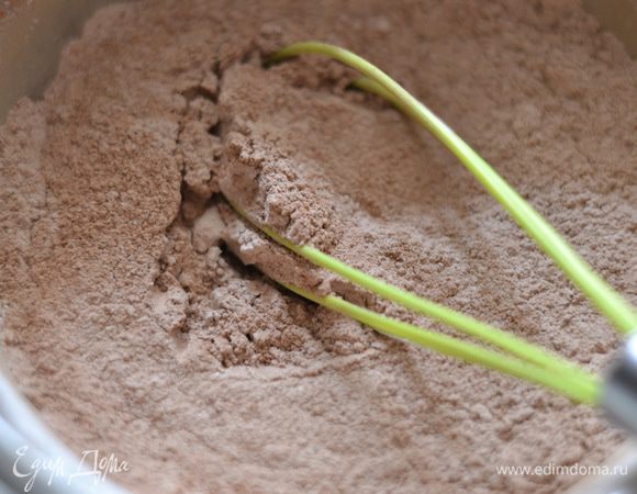 Просейте муку с щепоткой соли и какао-порошком.