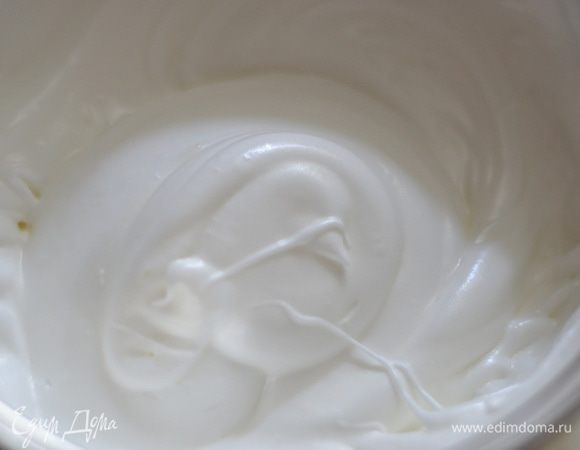 Взбейте белки с половиной объема сахара и каплями лимонного сока до состояния меренги.