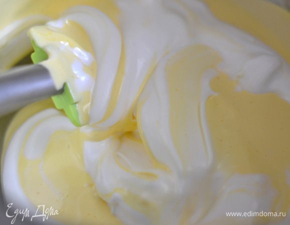 Отдельно взбейте желтки до густого крема с остальной половиной сахара, взбивать минимум 10 минут.