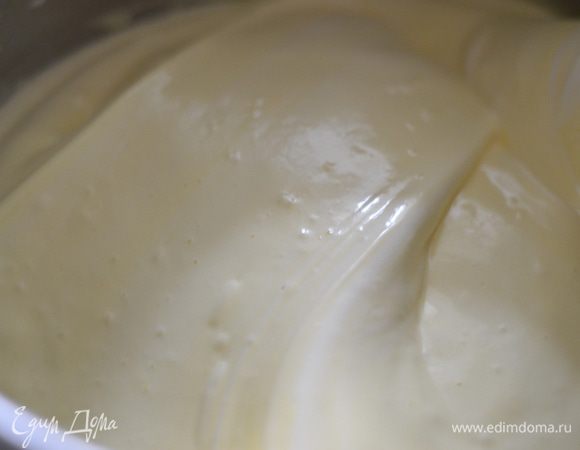 Аккуратно соедините взбитые белки со взбитыми желтками заворачивающими движениями лопаткой.