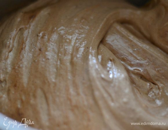 Добавьте поэтапно просеянную муку с какао-порошком, перемешайте тем же способом. В отдельную емкость отложите несколько ложек шоколадного теста, добавьте растительное масло, перемешайте лопаткой, влейте к основной шоколадной смеси, снова перемешайте лопаткой.