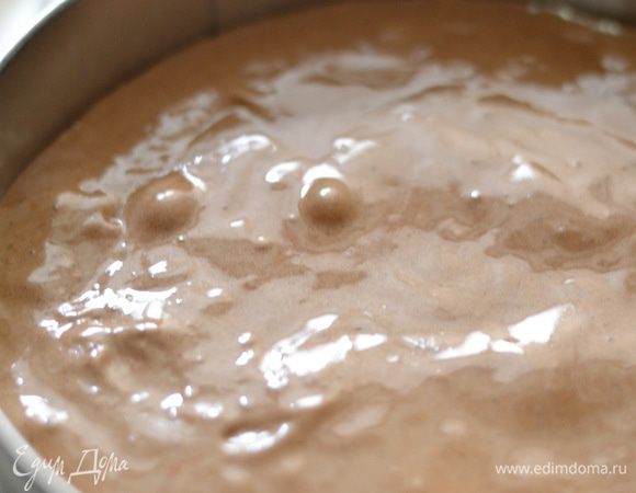 Влейте тесто в форму, застеленную пергаментом, и выпекайте в предварительно разогретой духовке при температуре 180°C около 50 минут. Оставьте бисквит в приоткрытой духовке на 10 минут. Выньте, переверните в форме на ровную поверхность, остудите. Затем ножом проведите по краю бисквита и извлеките аккуратно из формы.