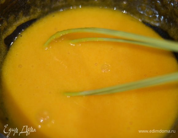 Приготовьте крем. Отделите желтки от белков. Отправьте желтки в отдельную емкость, добавьте сахарную пудру и поставьте на водяную баню, варите около 5 минут на среднем огне, постоянно помешивая венчиком. Хорошо остудите.