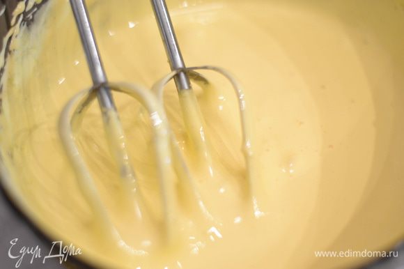 Взбить желтки до очень густого крема.