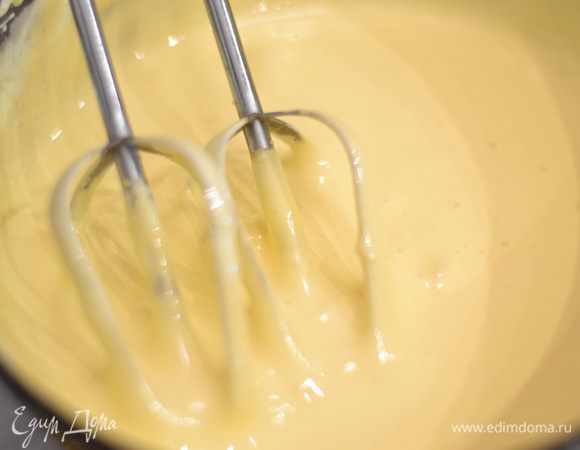 Взбейте желтки до состояния очень густого крема.