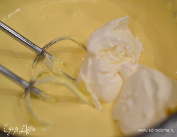 Добавьте к взбитым желтками сыр маскарпоне и взбейте на самой медленной скорости миксера, добавив в крем несколько ложек ликера. Отправьте крем в холодильник. Так как мы будем взбивать сливки, а они будут охлажденными, то и крем, соответственно, должен быть охлажденным.