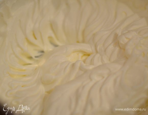 Сливки взбейте с 50 г сахара до мягких до устойчивых пиков.