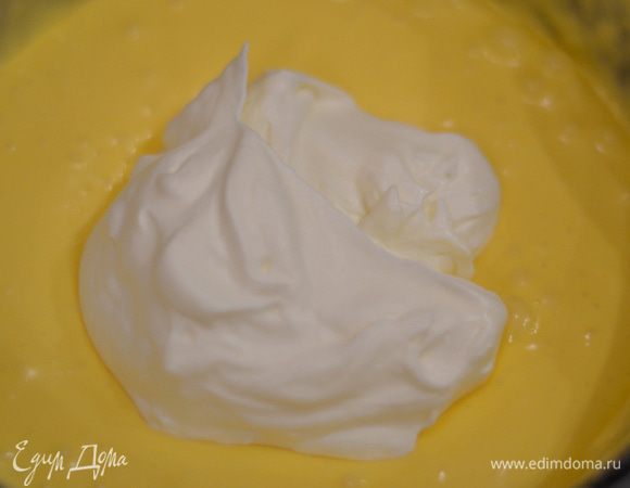 Несколько ложек взбитых сливок добавьте к крему, перемешайте, затем добавьте остальные сливки и снова перемешайте до однородности крема. Я еще в крем добавила пропитку из кофе, ликера и сливок.