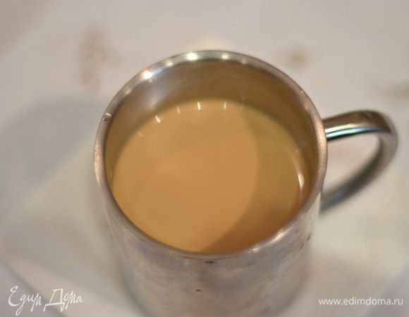 Приготовьте пропитку для бисквита. Заварите кофе, добавьте сахар, ликер (по вкусу) и жирные сливки.