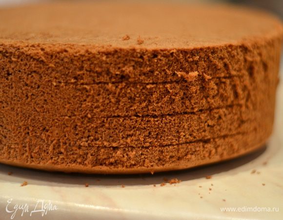 Перед тем как резать бисквит, отправьте его в морозилку на 30–60 минут. Бисквит разрежьте на 4 одинаковых коржа.