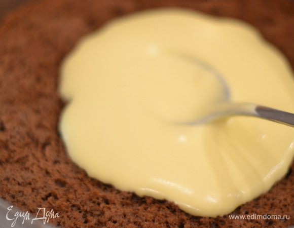 Пропитайте слегка кофе с ликером, затем добавьте крем, и так с остальными коржами.