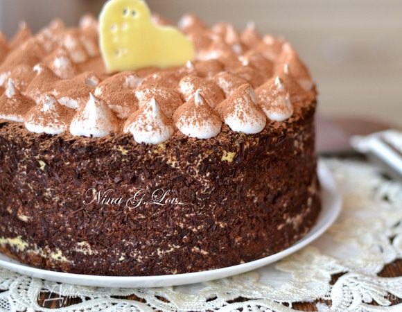 Поставить торт в холодильник на сутки, чем дольше, тем лучше. Крем застынет и коржи пропитаются. Украсьте уже на следующий день торт по желанию.