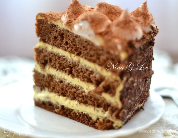 И вот он, долгожданный кусочек! Торт получился очень нежным, пропитанным, тающим во рту. Кто откажется от такого удовольствия? Очень хочу, чтоб вы его попробовали!