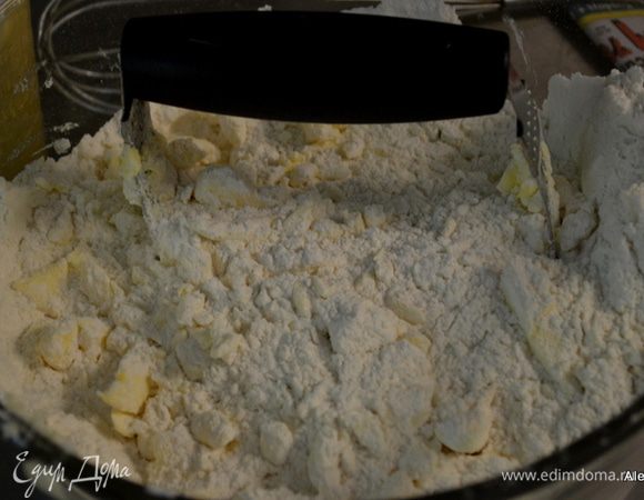 Смешаем сухие ингредиенты вместе. Добавим шортенинг и порубим все в одну крошку.