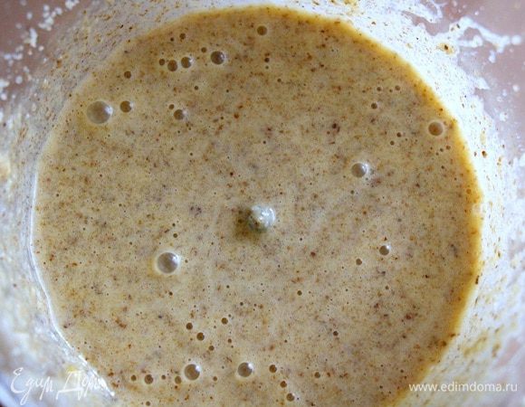 Измельчаем в блендере орехи, смешиваем с яйцом и сахаром.