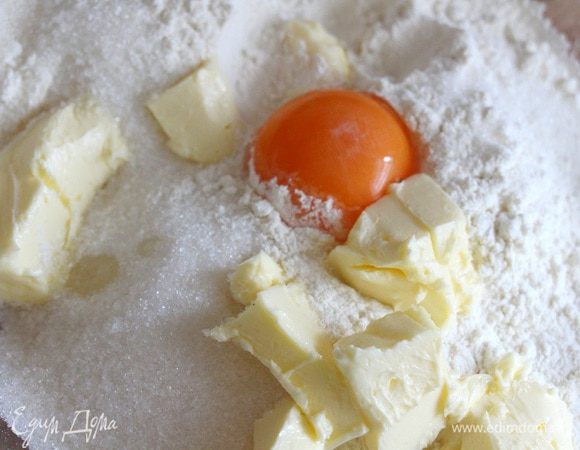 Для теста соединяем муку, сахар, соль, масло, дрожжи, 1 желток, цедру лимона. 