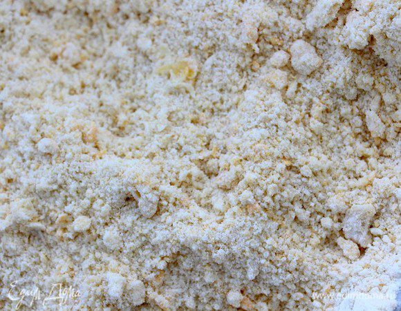 Растираем руками в крошку.