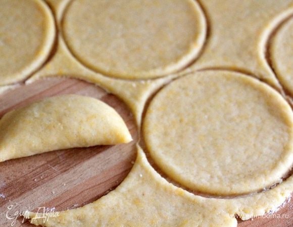 Вымешиваем тесто и тонко раскатываем его. Если есть специальная форма для равиоли с зубчиками - используем ее, если нет, вырезаем круги стаканом))