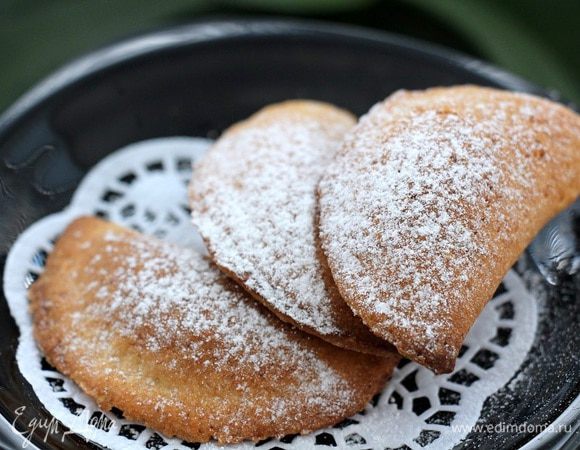 Выпекаем на смазанном маслом и присыпанном мукой пергаменте в разогретой до 180 градусов духовке 10 - 15 минут.