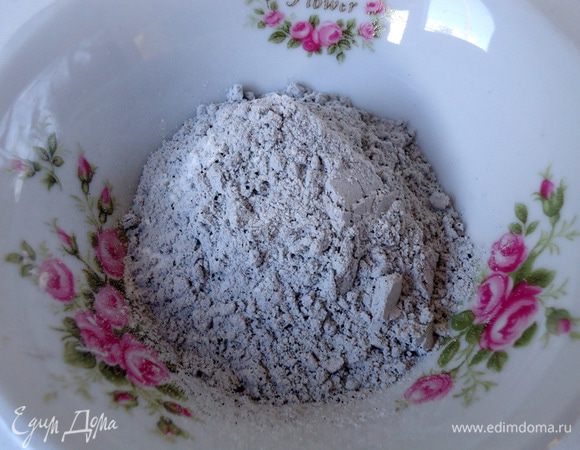 Активированный уголь смолоть в кофемолке с небольшим количеством муки. 