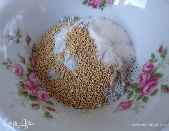 Смешать с дрожжами и солью.

