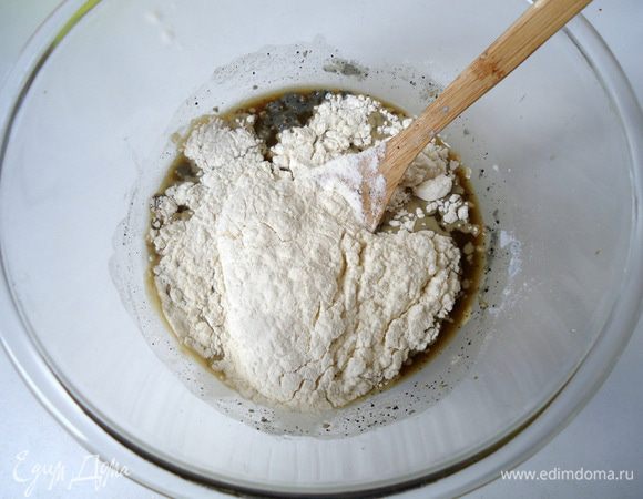 Муку просеять, смешать с водой и смесью из активированного угля. 
