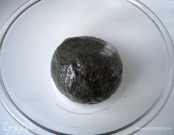 Замесить тесто. Смазать тесто  оливковым маслом,