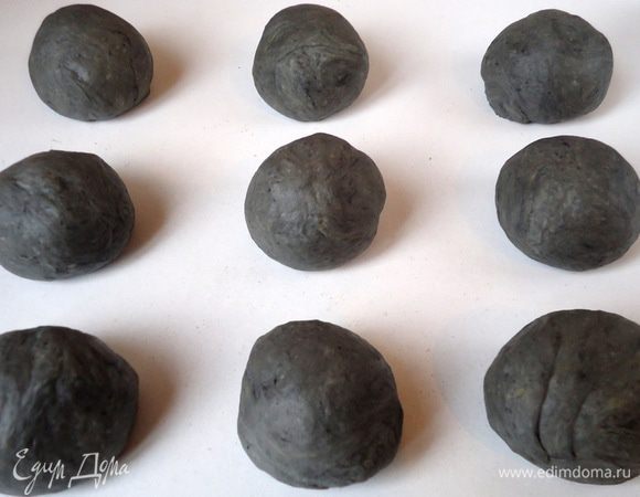 Выложить на разделочный стол и разделить на 10 частей.
