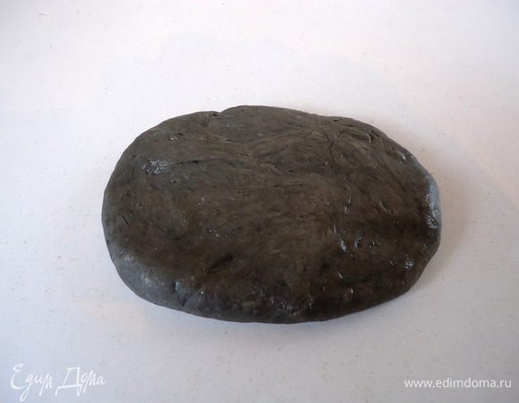 Каждую часть раскатать или расплющить пальцами в продолговатую лепешку 5-7 мм толщиной.
