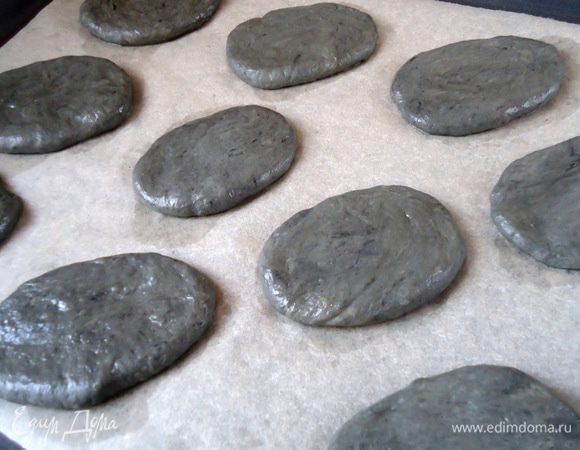 Выложить основания для пиццет на противень, застеленный пекарской бумагой. Смазать немного маслом. Прикрыть пленкой, оставить на 15-20 минут для подъема. После выпекать в заранее разогретой духовке при 170-180 гр. ~10 минут.
