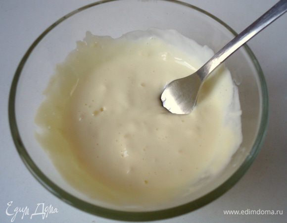 Тем временем, смешать сливочный сыр и сметану. 