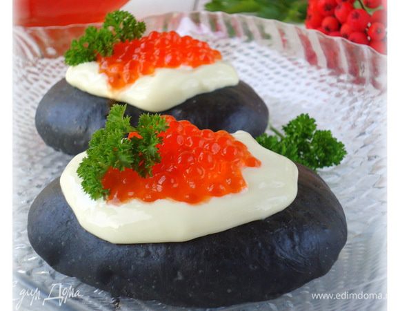 Готовые основания для пицетт  вынуть  из  духовки,  остудить.
На каждое основание выложить по 1 ст.л. сырно-сметанной смеси и по чайной ложке икры.
Блюдо готово.
P.S. Сразу оговорюсь, активированный уголь придает тесту только цвет. На вкус и запах теста он не влияет.
Приятного!!
