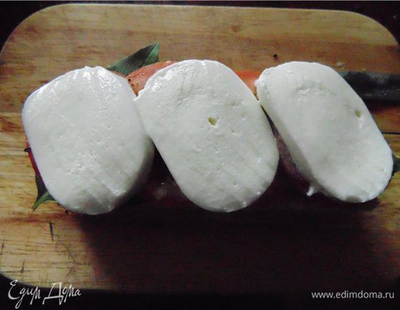 Далее тонко нарезанная моцарелла. Сбрызгиваем маслом и накрываем второй частью багета.
