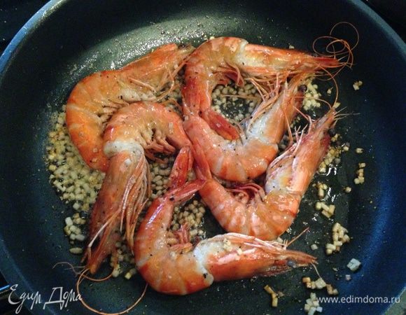 Затем кладем креветки и обжариваем с двух сторон , по 2-3 мин.