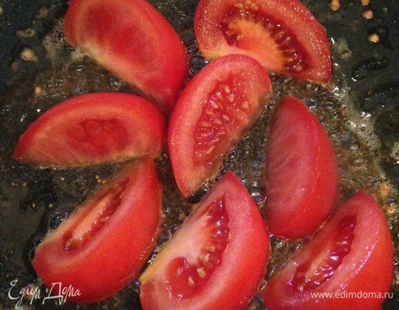 Помидоры режем дольками и тоже обжариваем на сковороде.
