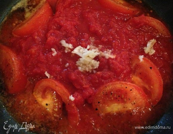 Добавляем мелко порезанные очищенные томаты в собственном соку.
И выдавливаем чеснок.
Готовим 5 мин.
