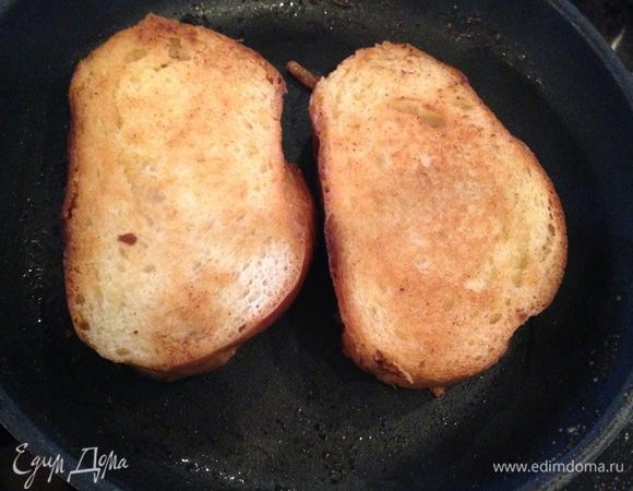 На другой сковороде обжариваем белый хлеб на оливковом масле.