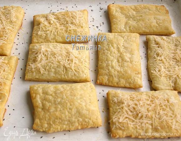 Ставим в разогретую до 190С духовку на 15 минут. Затем вынимаем, присыпаем тёртым сыром Джюгас, но 3 прямоугольника оставляем не присыпанными, это будут верхушки. 