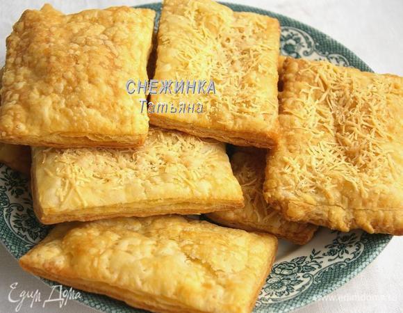 Ставим в духовку ещё на 10-15 минут до зарумянивания. Готовые слойки снимаем с противня и даём им остыть.