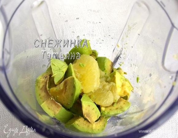 Отправляем в блендер к шпинату грейпфрут, а также очищенный и нарезанный кусочками авокадо.