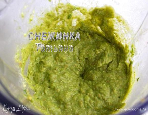 Отправляем сливочно-сырную массу в блендер к остальным ингредиентам. Всё хорошенько взбиваем до однородности. Солим и перчим по вкусу. Крем готов. Отмечу, что его ещё немного осталось после использования для блюда, поэтому если взять 500 г теста и добавить креветок будет ещё одна порция Мильфёя:)