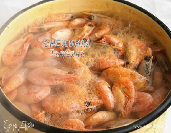 Креветки опускаем в кипящую воду, посолив, поперчив и добавив лавровый листик. Варим пару минут. Затем очищаем, оставив три креветки не очищенными для украшения.
