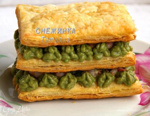 Накрываем вторым коржом и снова крем и креветки. Накрываем третьим коржом.