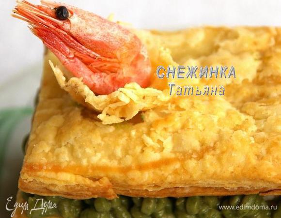 Для украшения делаем 3 небольшие сырные корзиночки. Для этого сыр Джюгас, натёртый на мелкой тёрке, кладём на сухую сковороду в виде круга и даём расплавиться. Осторожно снимаем лопаточкой и вставляем в рюмку до остывания, чтобы придать форму. Корзиночки устанавливаем сверху мильфёя, в них кладём по креветке. 