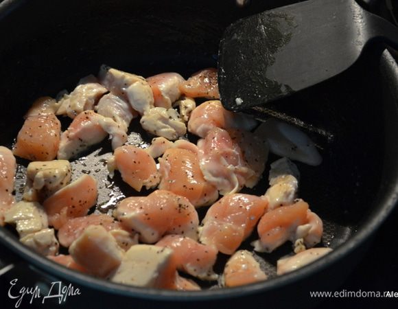 Используем готовое куриное мясо. Или обжарим куриные грудки,предварительно порезав кусочками. Переложим на блюдо.