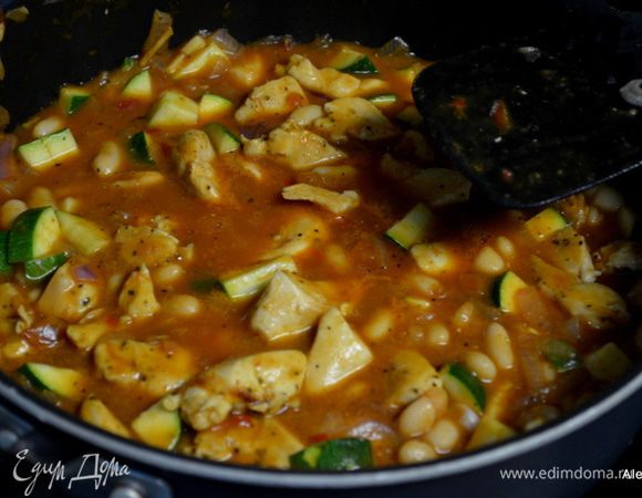 Обжарим лук, чеснок примерно 2-3 мин. Затем добавим цукини, куриные грудки готовые, фасоль из банки (помытую), помидоры и томатный соус. Довести до кипения,огонь убавить, закрыть крышкой и тушить 5 мин. Переложить в жаропрочное блюдо.