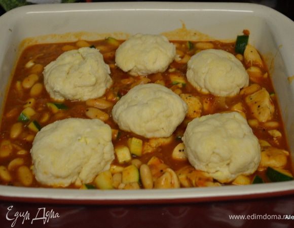 Смешать смесь бисквика с кукурузной мукой, молоком. Выложить столовой ложкой поверх овощей и куриных грудок.
Я использовала рецепт  с водой, что идет в рецепте бисквика, без добавления кукурузной муки.