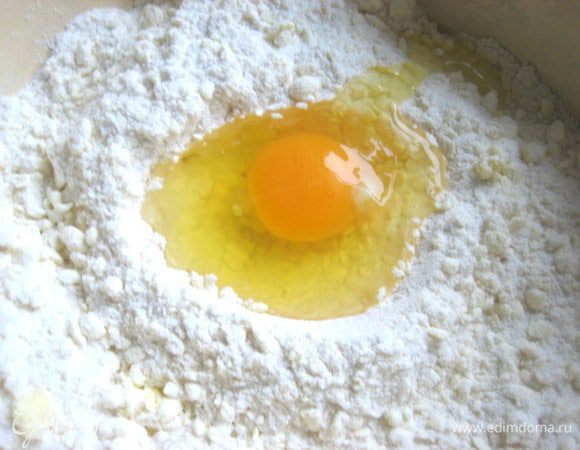 В перемешанную крошку вбиваем яйцо.