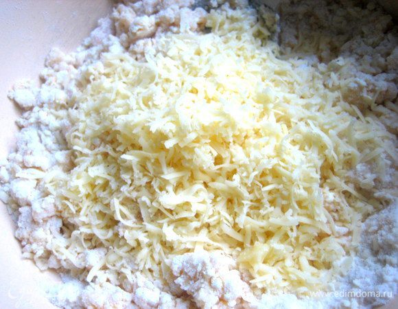 Высыпаем грамм 40 в тесто и немного оставляем для верха.