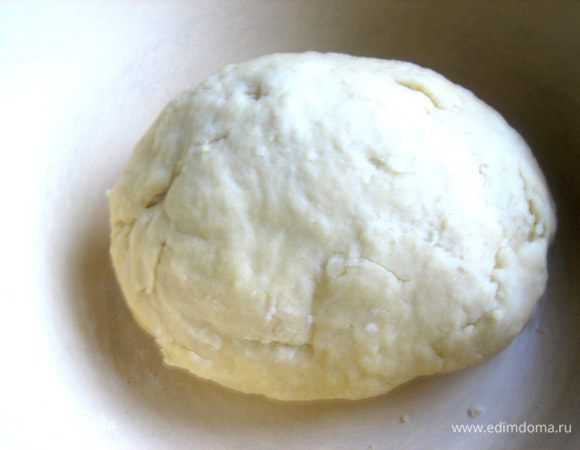 Замешиваем руками крутое тесто.